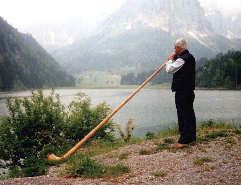 783px-Swiss_playing_an_alphorn