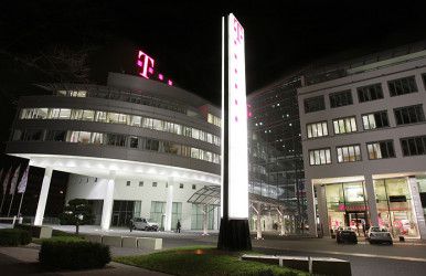 Die-Zentrale-der-Deutschen-Telekom-bei-Nacht_850x550.jpg-en